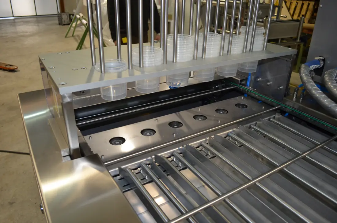 desapilador de envases sobre termoselladora automática