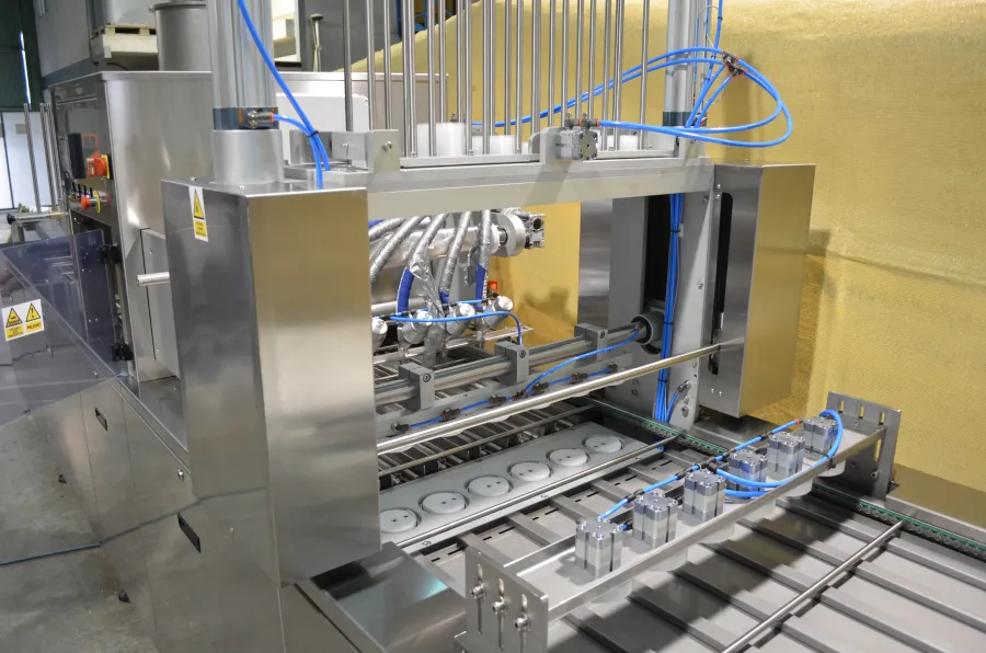 Puesta de tapas sobre termoselladora automática